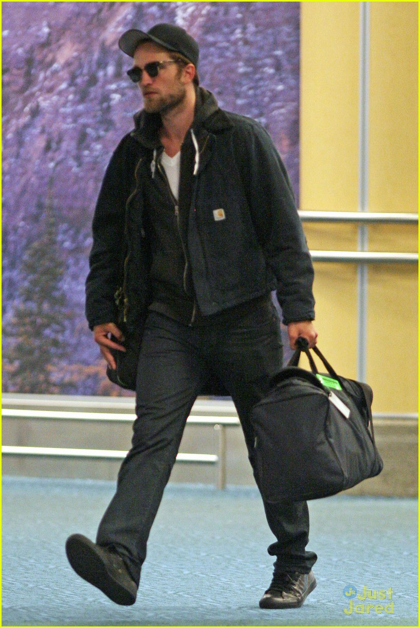 Robert Pattinson & Kristen Stewart Arrive For 'Breaking Dawn Part 2' Re-Shoots