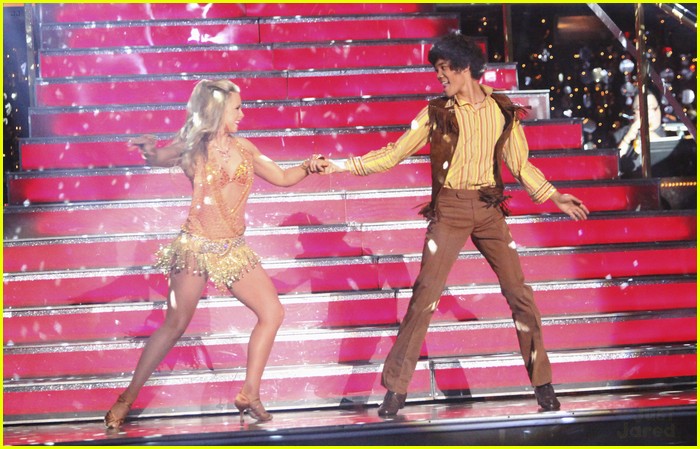 Roshon Fegan Keeps 'Dancing With The Stars'