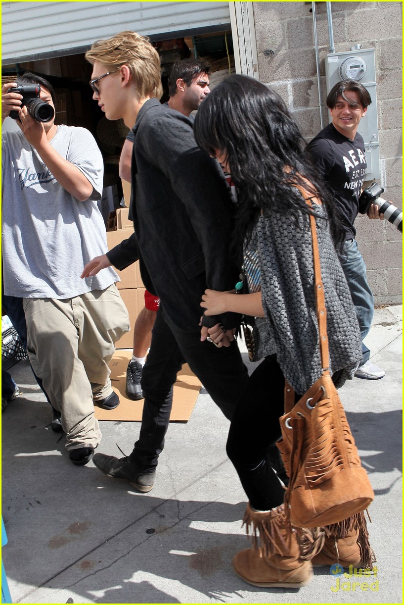 Vanessa Hudgens: Planet Blue Shopping Spree!