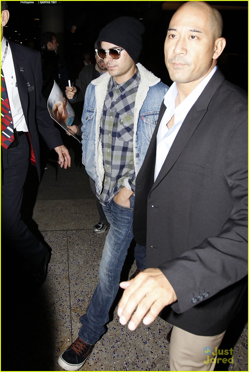 Zac Efron: Hand Injury Explained?