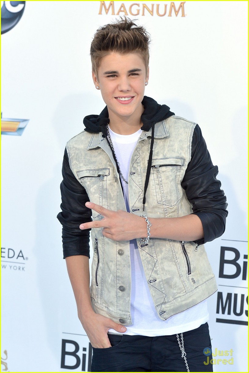 Justin Bieber WINS Social Artist of the Year at Billboard Music Awards!