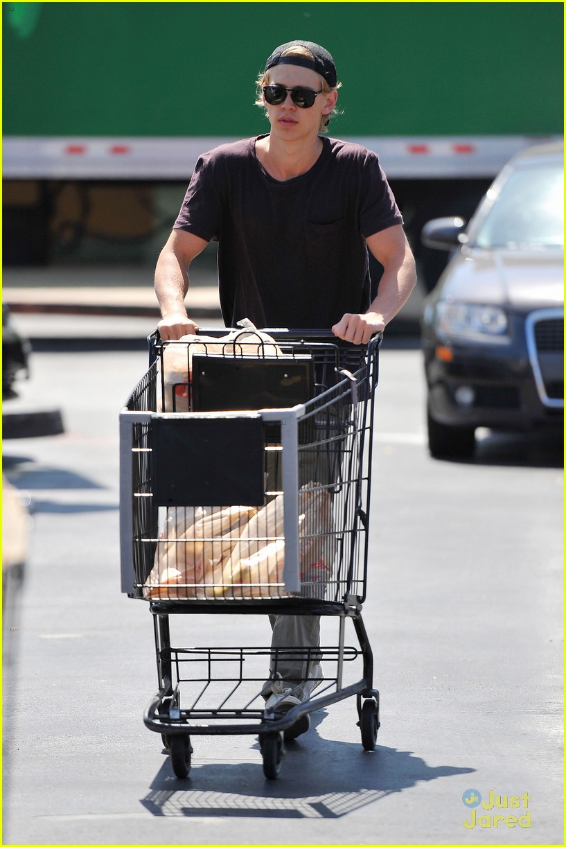 Austin Butler Grabs Groceries