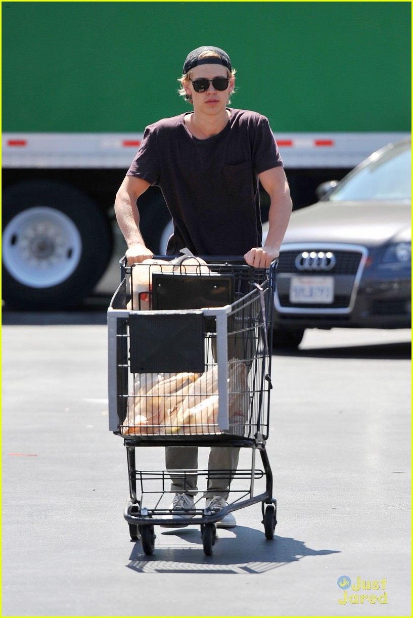 Austin Butler Grabs Groceries