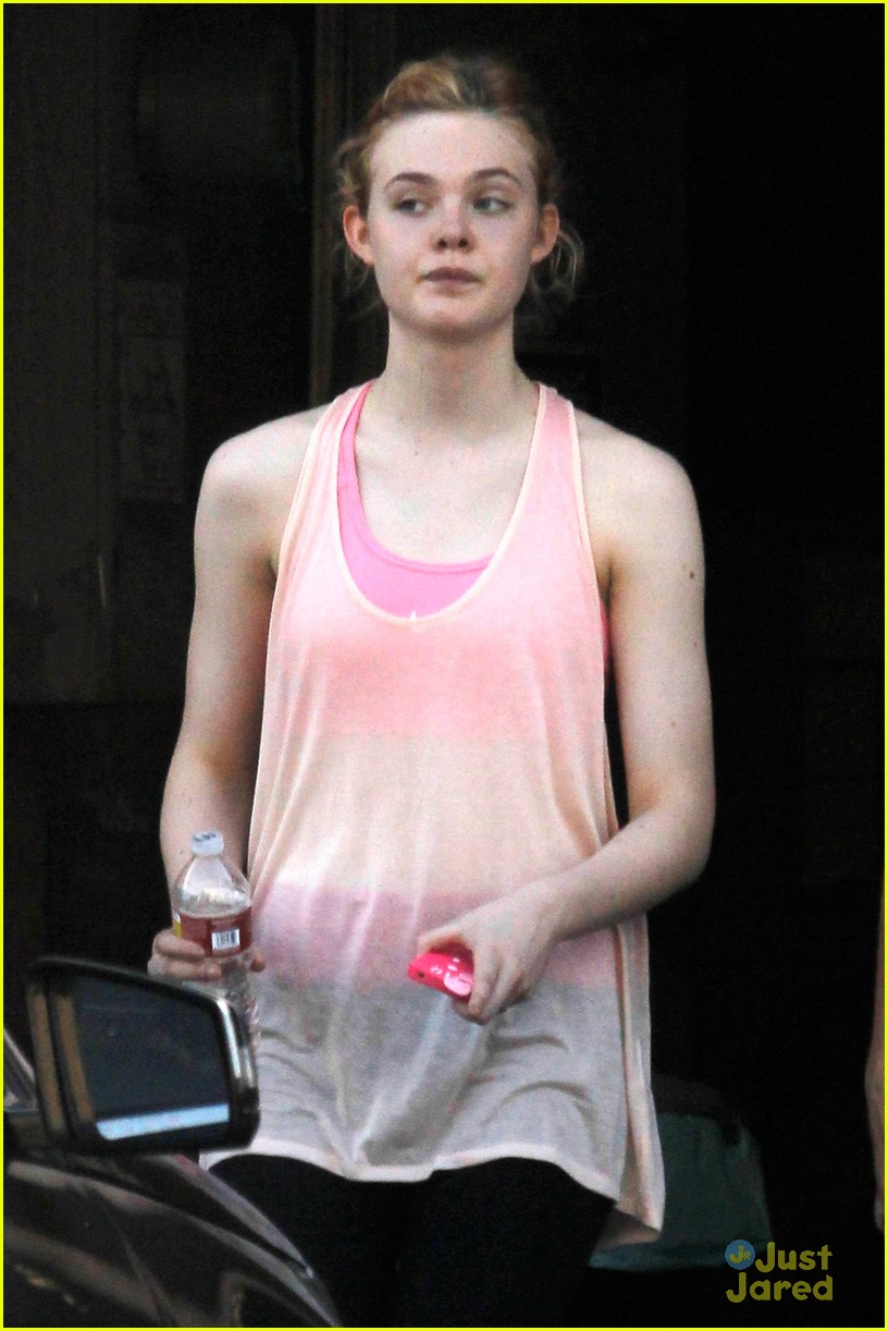 Dakota & Elle Fanning: Sisterly Stroll