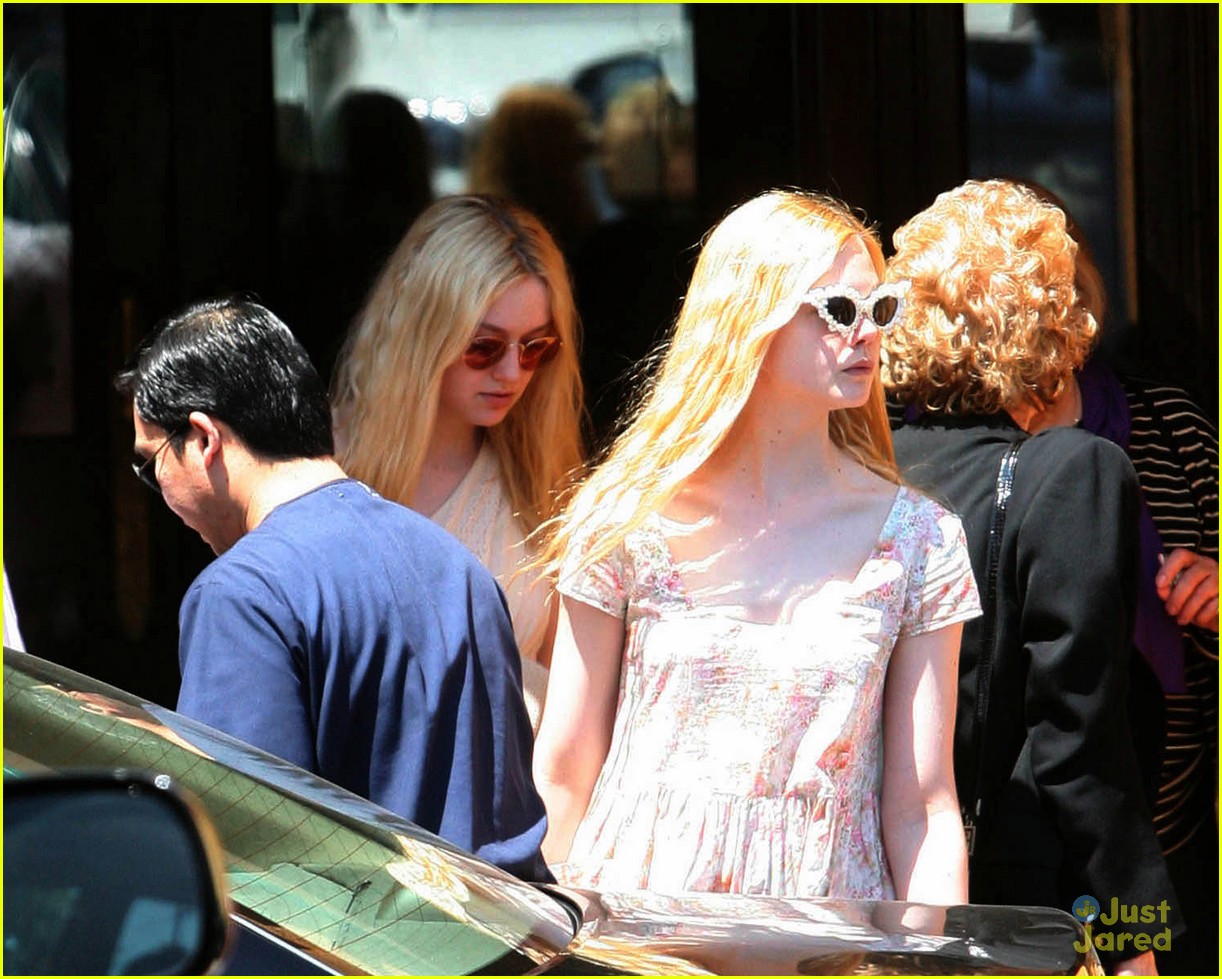 Dakota & Elle Fanning: Sisterly Stroll