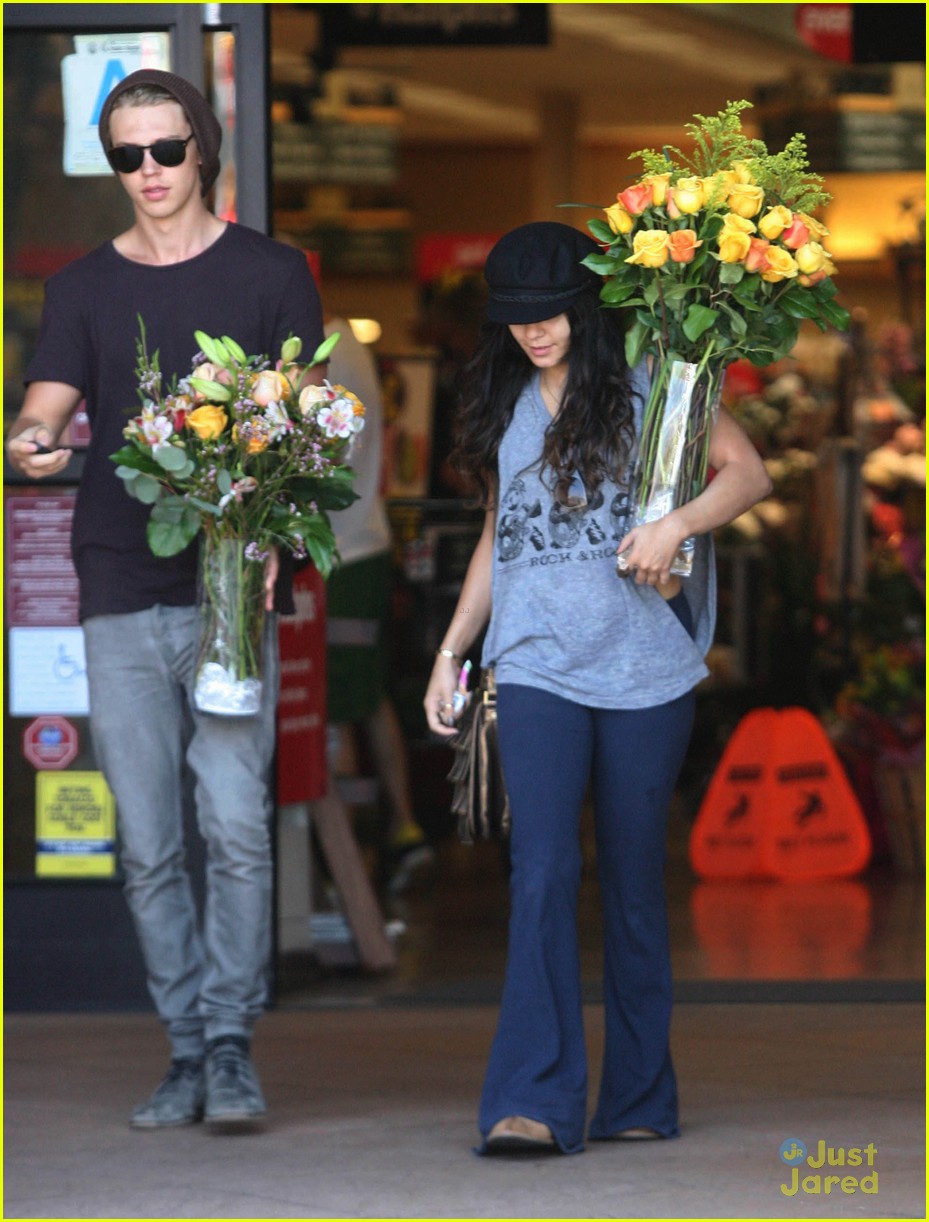Vanessa Hudgens & Austin Butler: Flowers For Mother's Day!