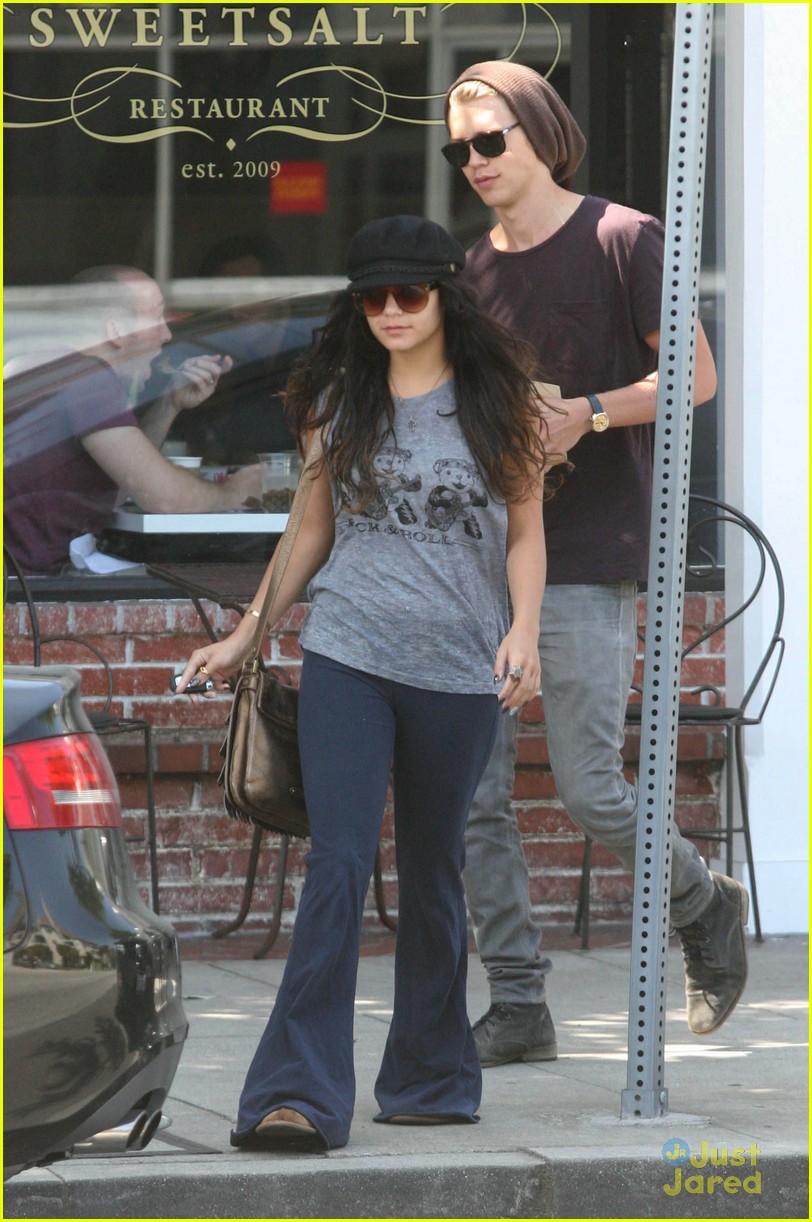 Vanessa Hudgens & Austin Butler: Flowers For Mother's Day!