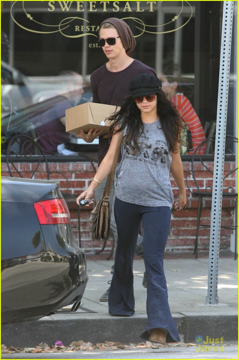 Vanessa Hudgens & Austin Butler: Flowers For Mother's Day!