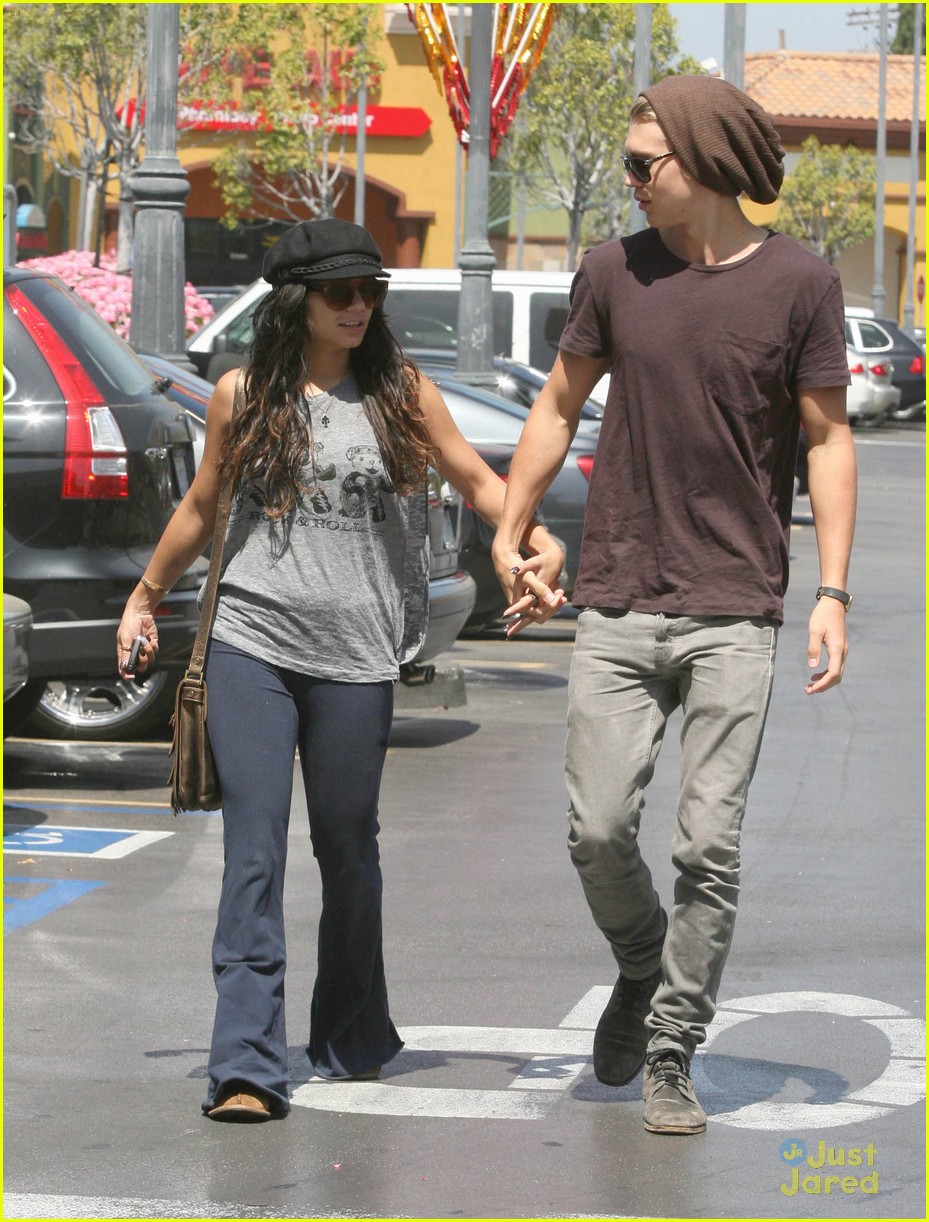 Vanessa Hudgens & Austin Butler: Flowers For Mother's Day!