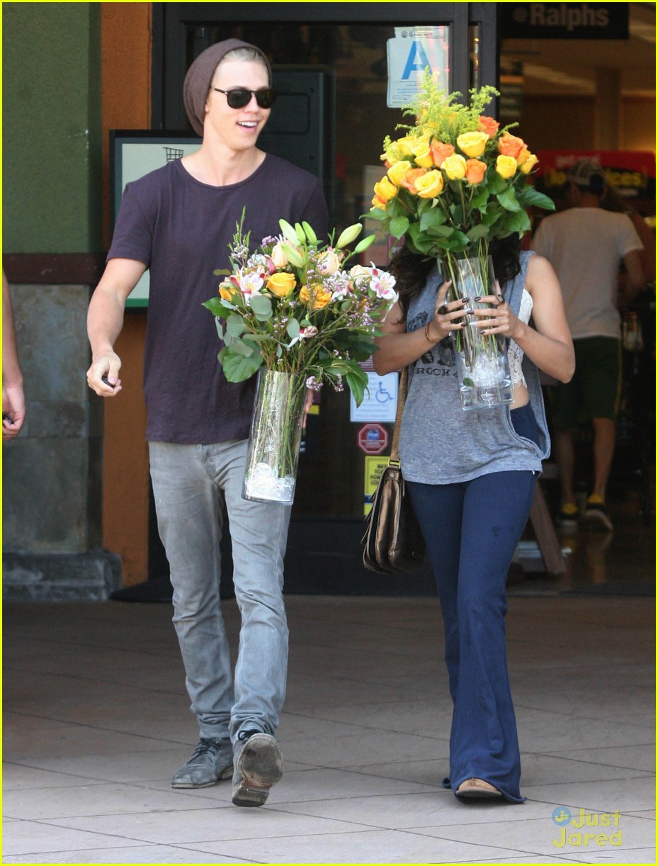 Vanessa Hudgens & Austin Butler: Flowers For Mother's Day!