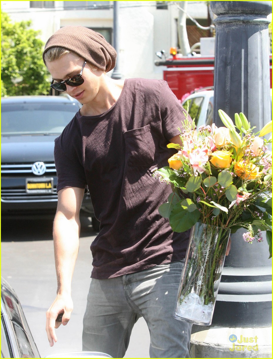 Vanessa Hudgens & Austin Butler: Flowers For Mother's Day!