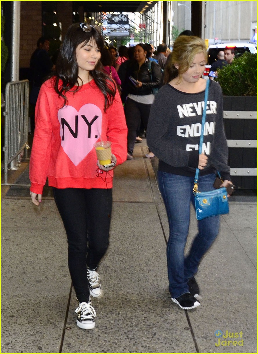 Miranda Cosgrove & Jennette McCurdy Hit NYC with 'iCarly'