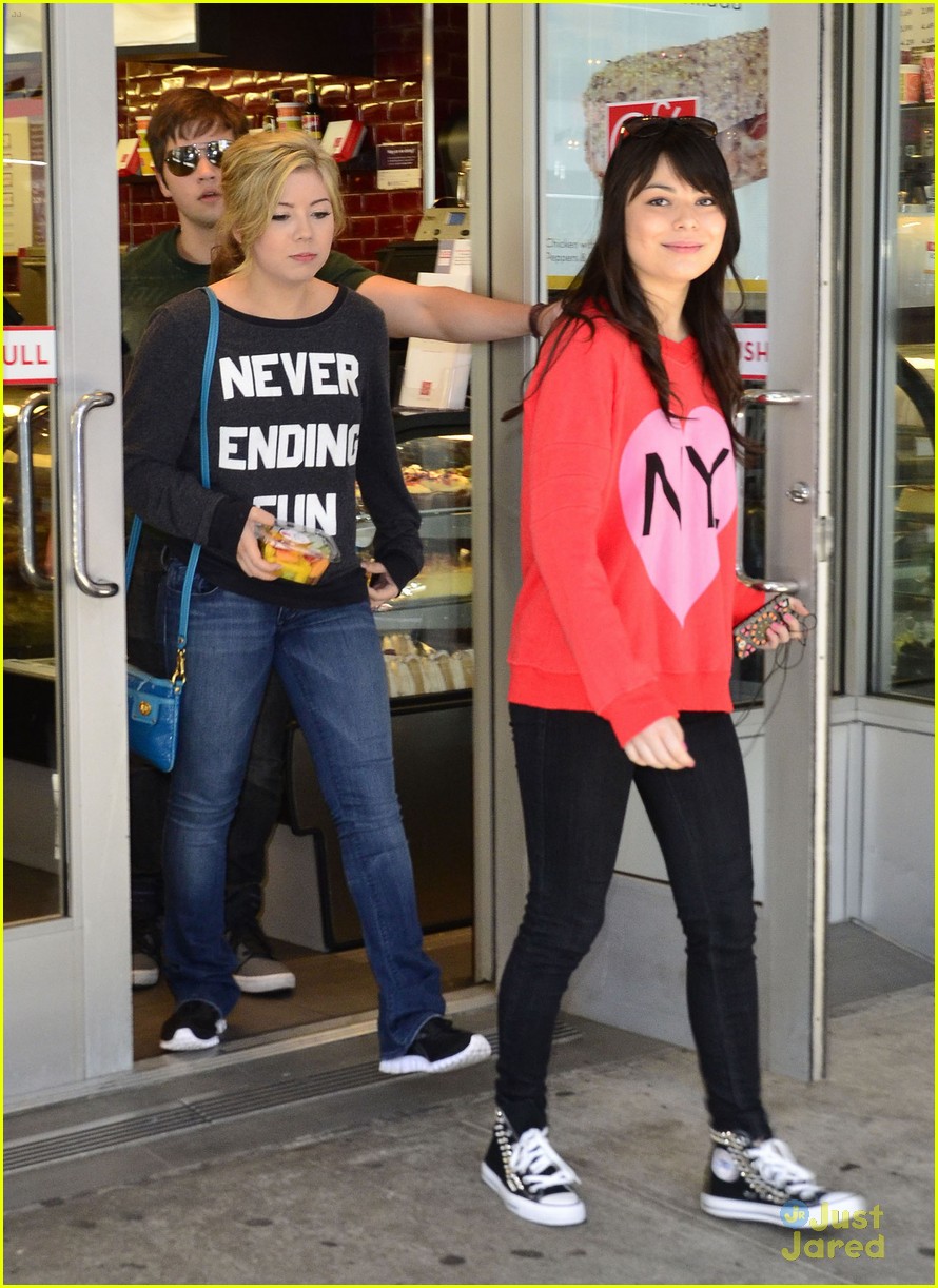 Miranda Cosgrove & Jennette McCurdy Hit NYC with 'iCarly'
