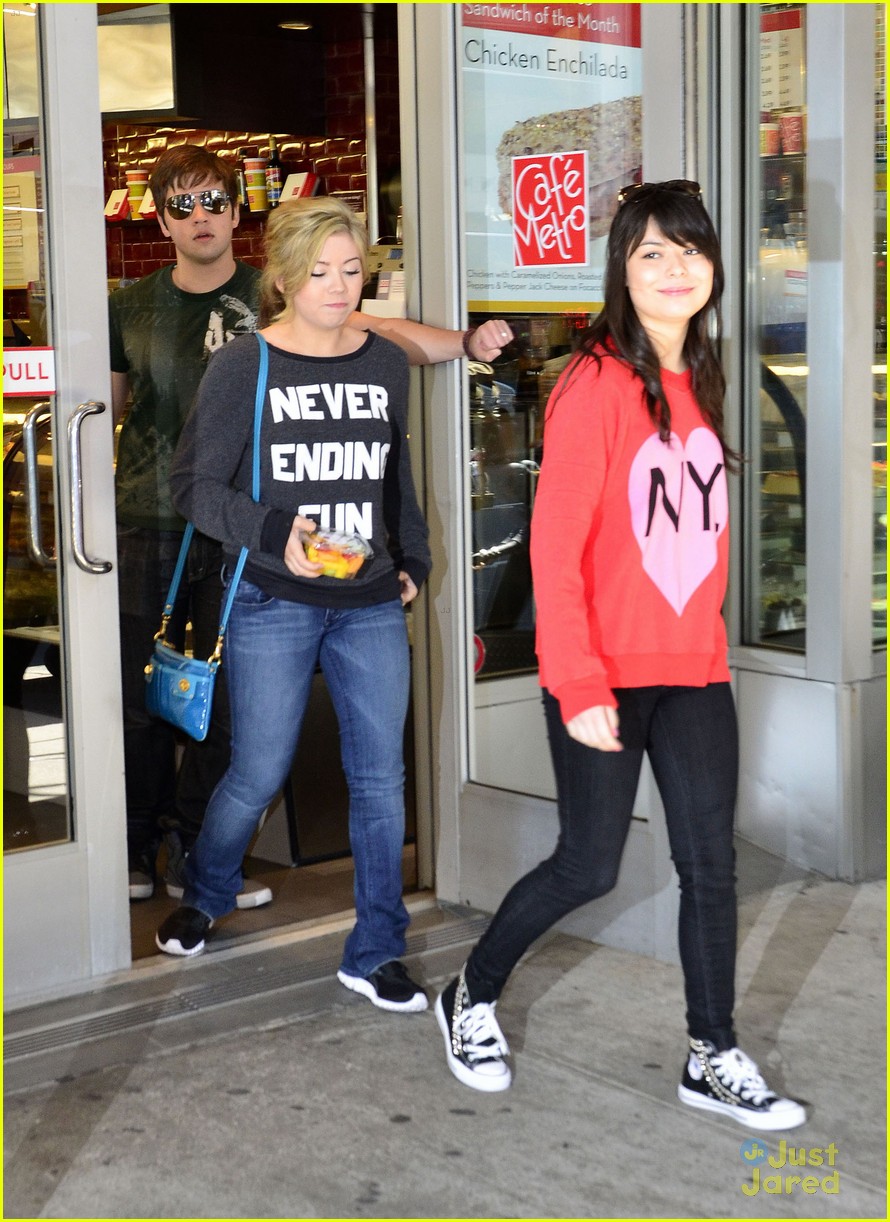 Miranda Cosgrove & Jennette McCurdy Hit NYC with 'iCarly'