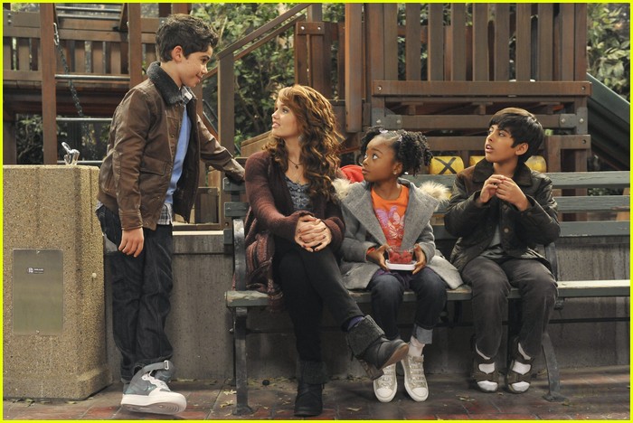 Debby Ryan: Evil Twins on 'Jessie'!