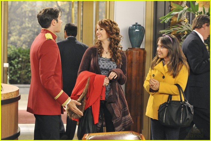 Debby Ryan: Evil Twins on 'Jessie'!