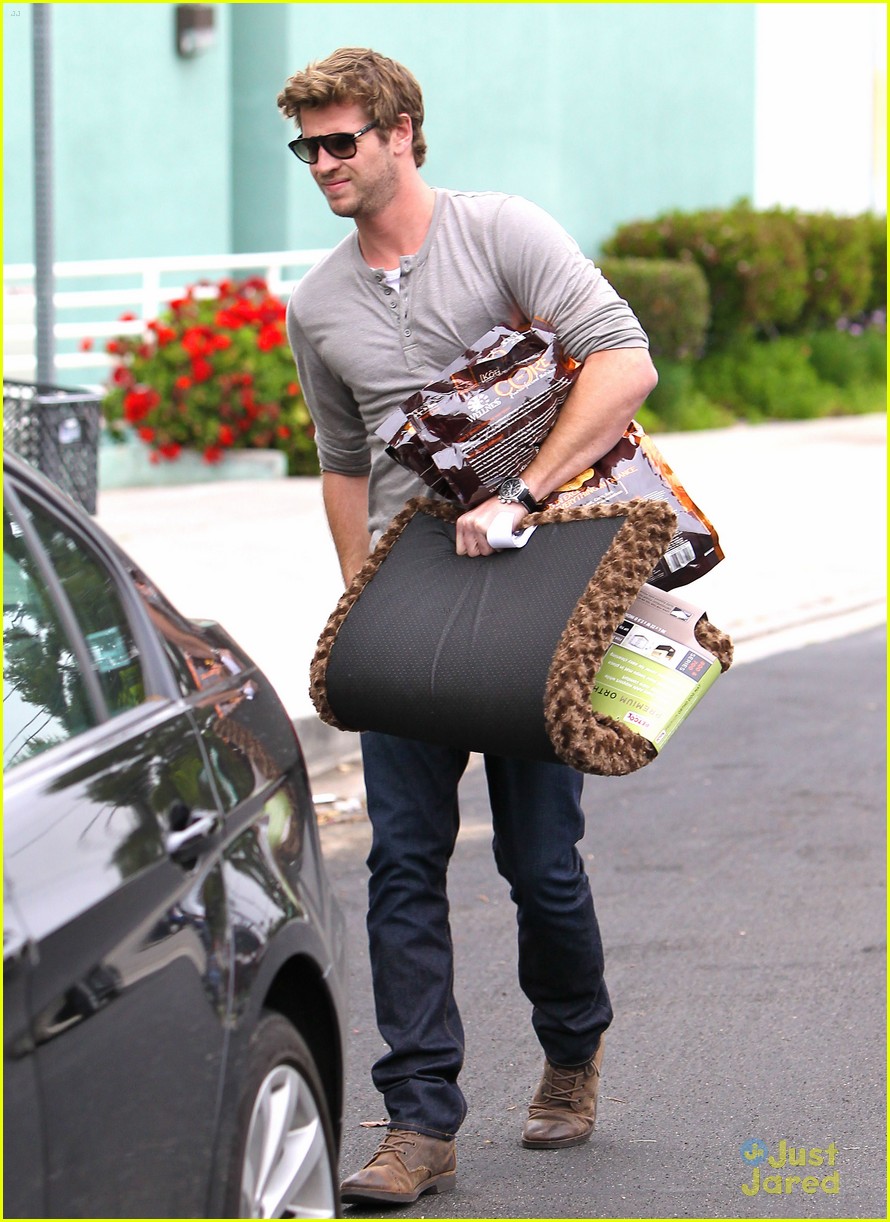 Liam Hemsworth: Puppy Presents!