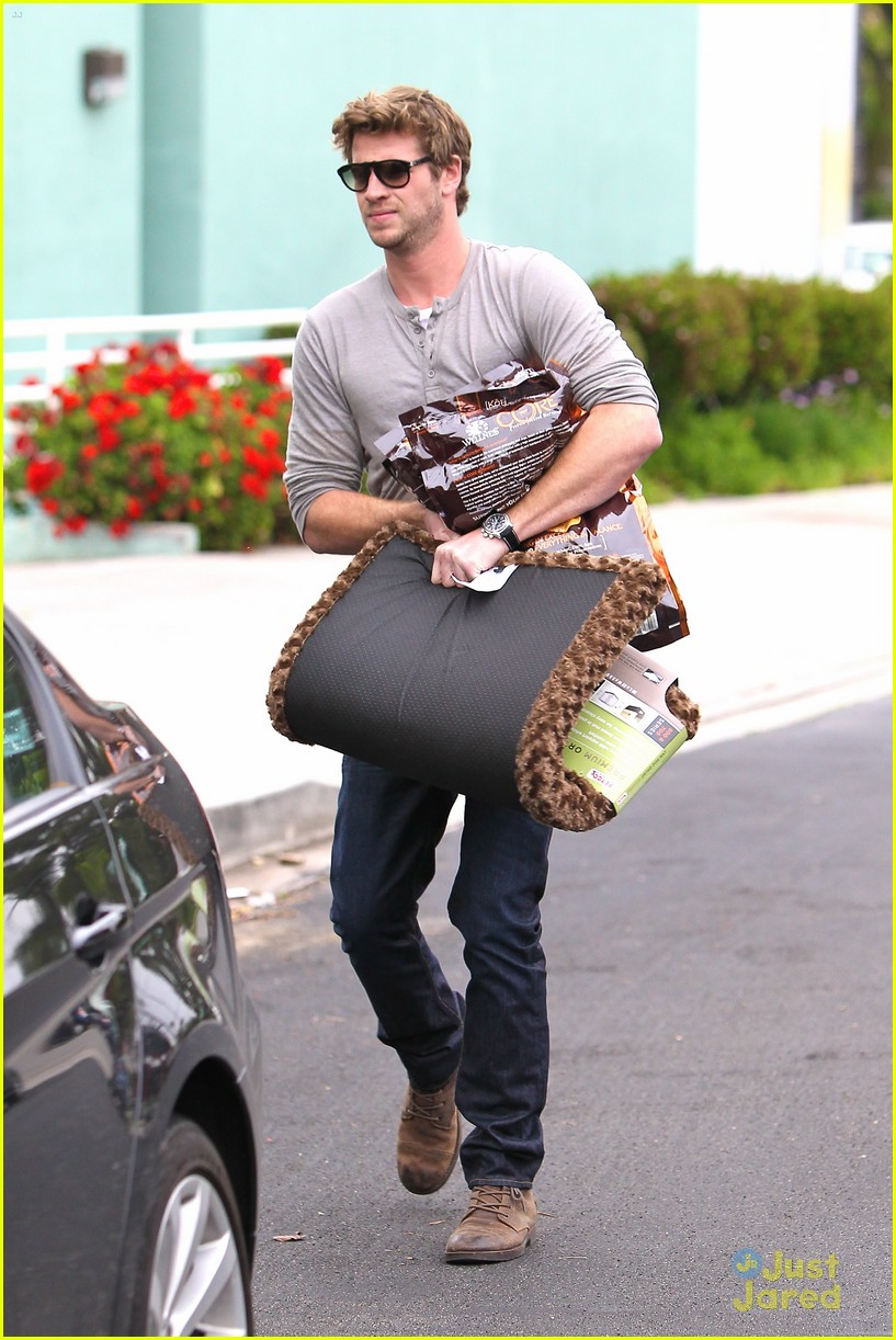 Liam Hemsworth: Puppy Presents!