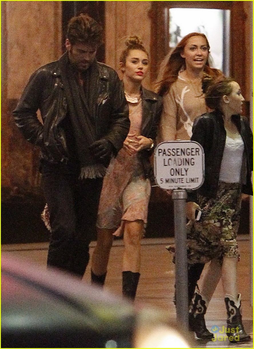 Miley Cyrus: 'Chicago' Theater Outing with Family