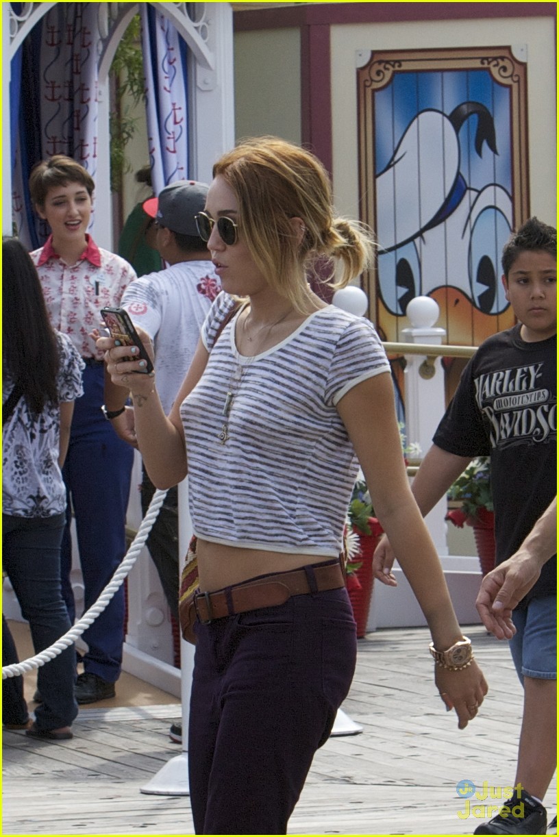 Miley Cyrus: Day at Disneyland!