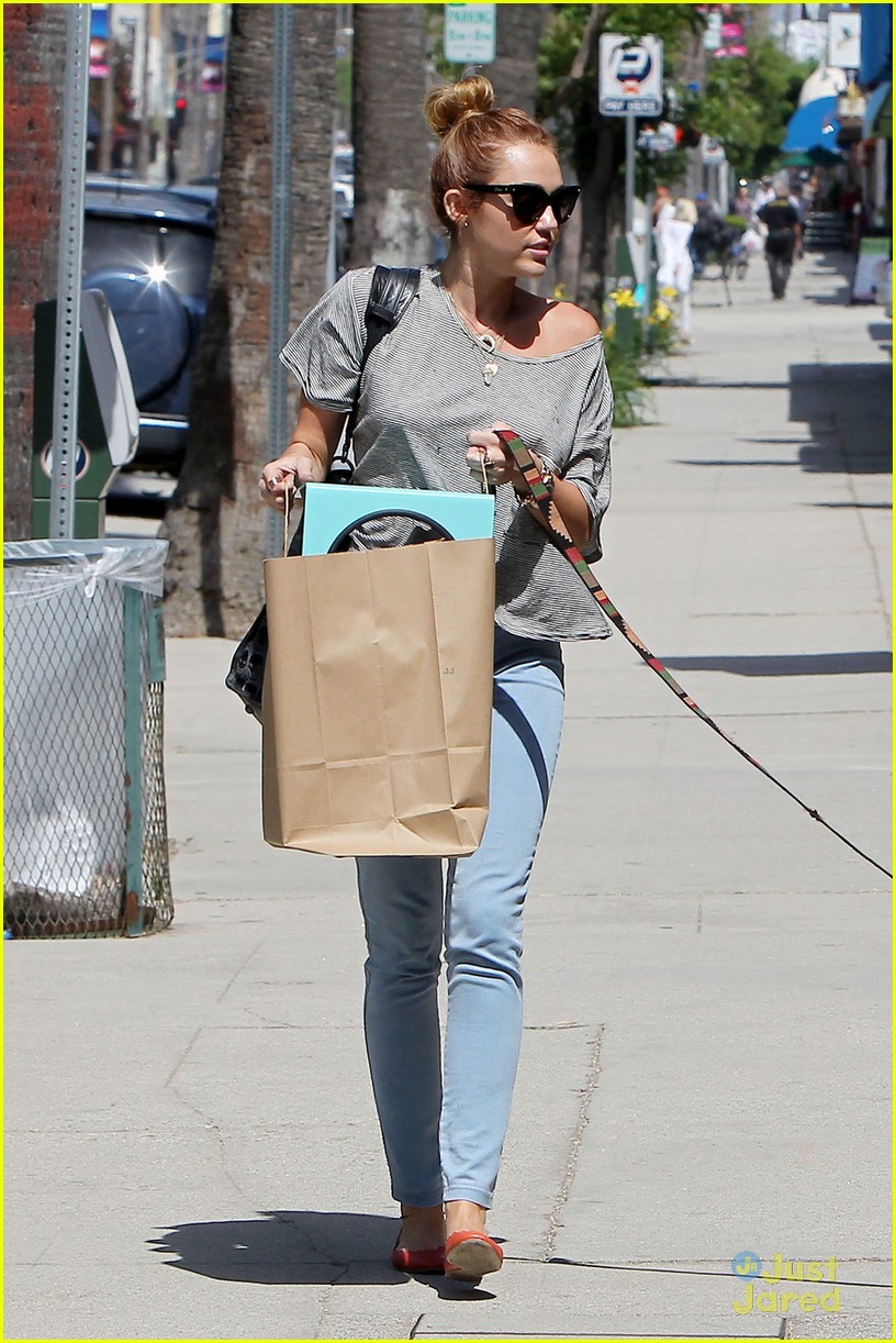 Miley Cyrus: Shopping with Mary Jane!