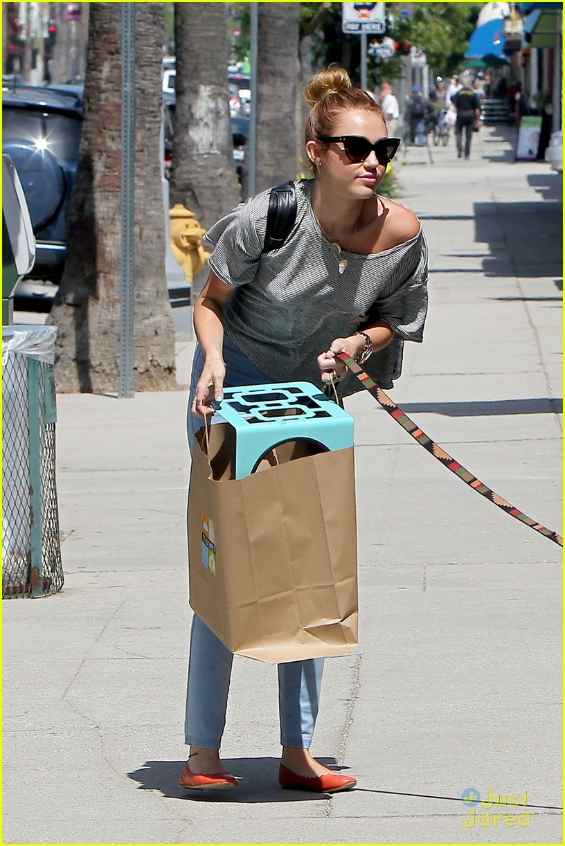 Miley Cyrus: Shopping with Mary Jane!