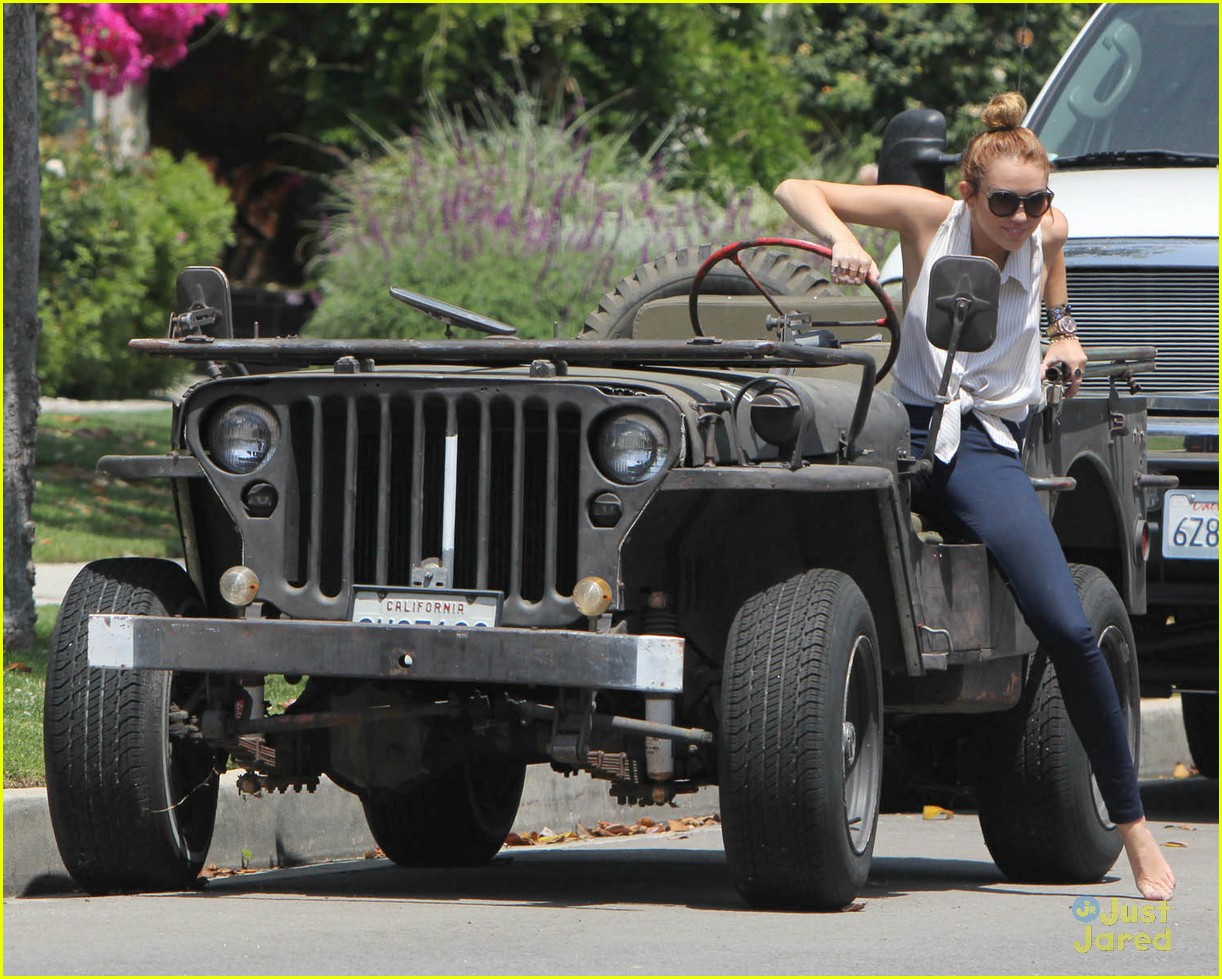 Miley Cyrus Has A Conversation with Amanda de Cadenet
