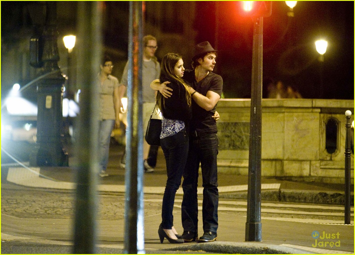 Nina Dobrev & Ian Somerhalder: Promenade in Paris
