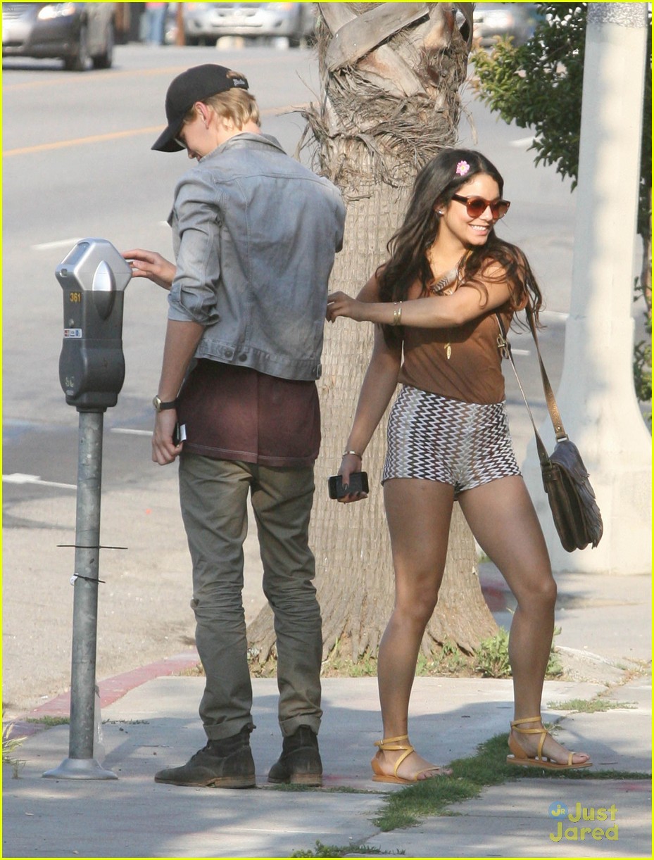 Vanessa Hudgens & Austin Butler: Ludigo Lovers
