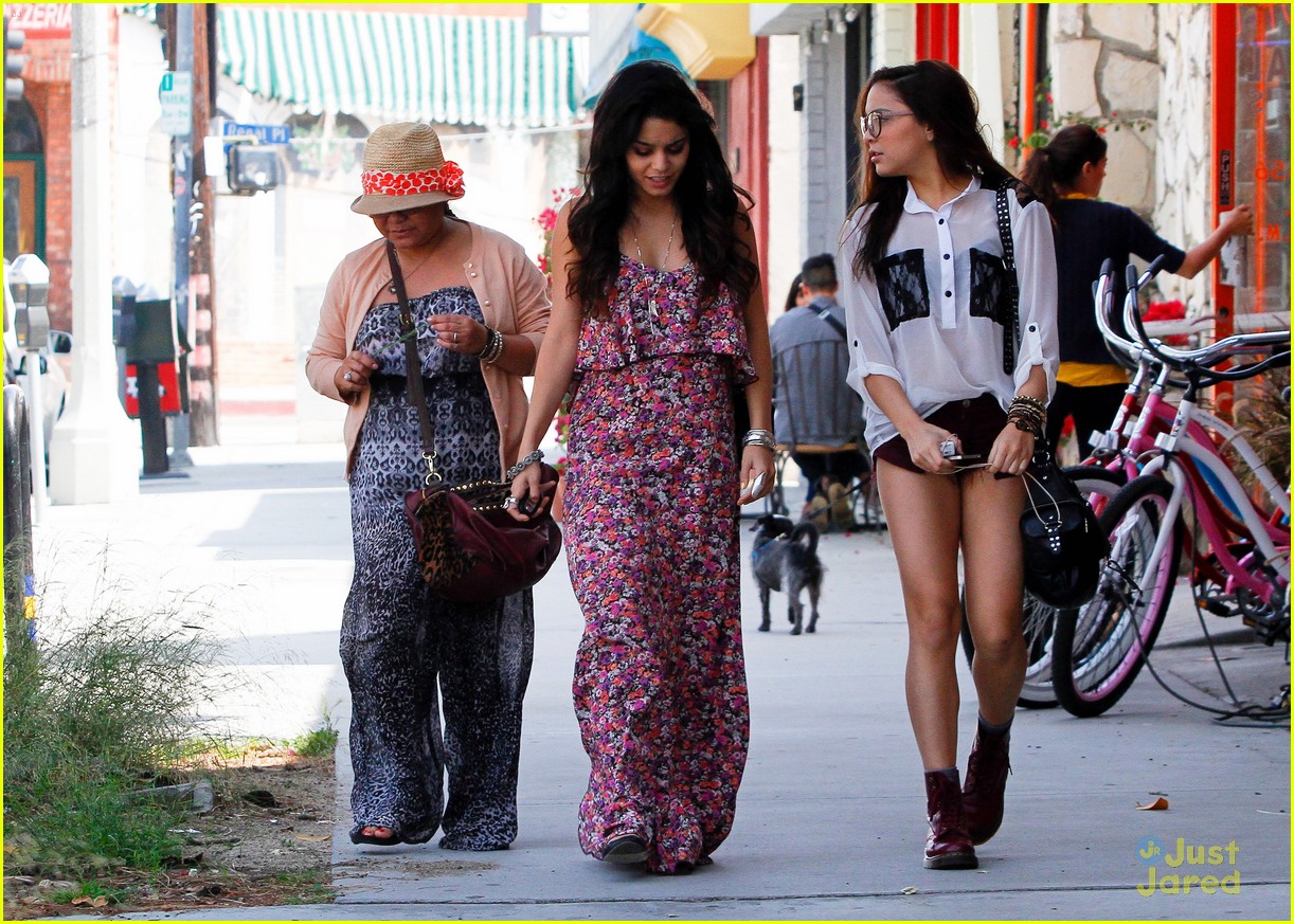 Vanessa & Stella Hudgens: Lunch with Mom Gina!