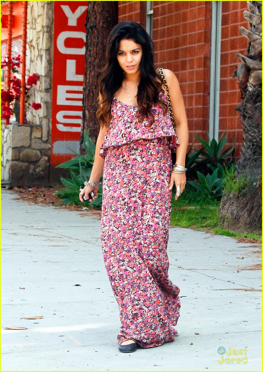 Vanessa & Stella Hudgens: Lunch with Mom Gina!