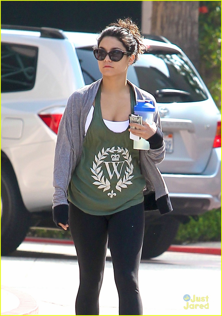 Vanessa & Stella Hudgens: Lunch with Mom Gina!