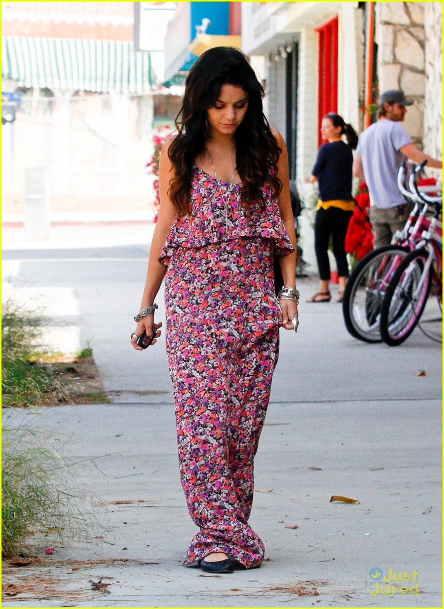 Vanessa & Stella Hudgens: Lunch with Mom Gina!
