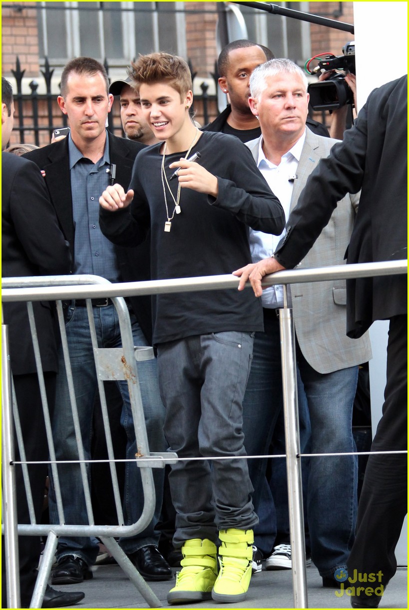 Justin Bieber Suffers Concussion in Paris; Tweets He's OK