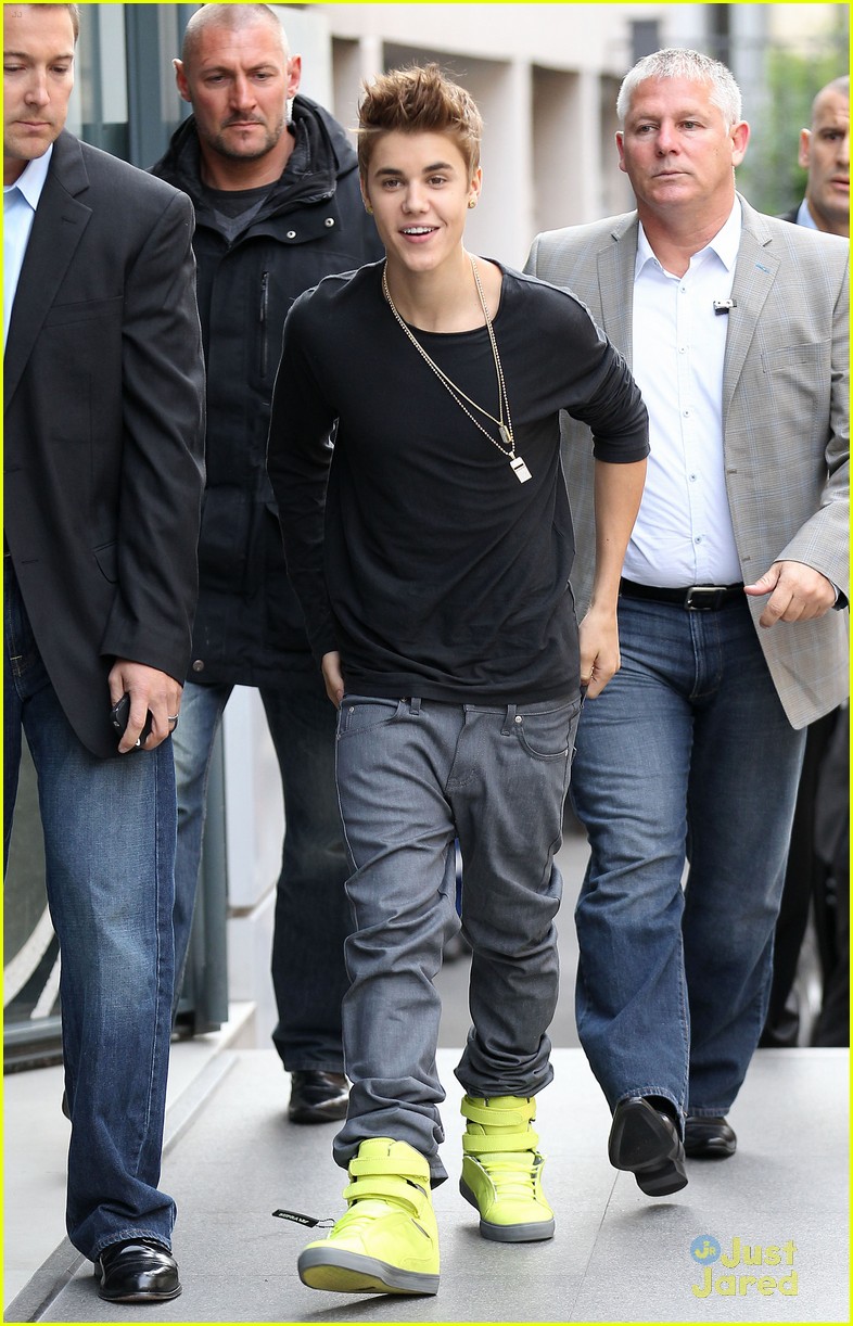 Justin Bieber Suffers Concussion in Paris; Tweets He's OK
