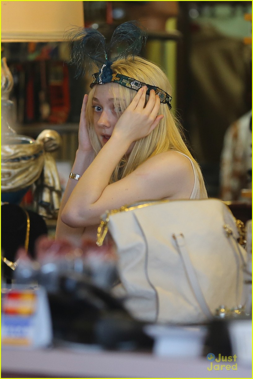 Dakota Fanning: Vintage Shopper
