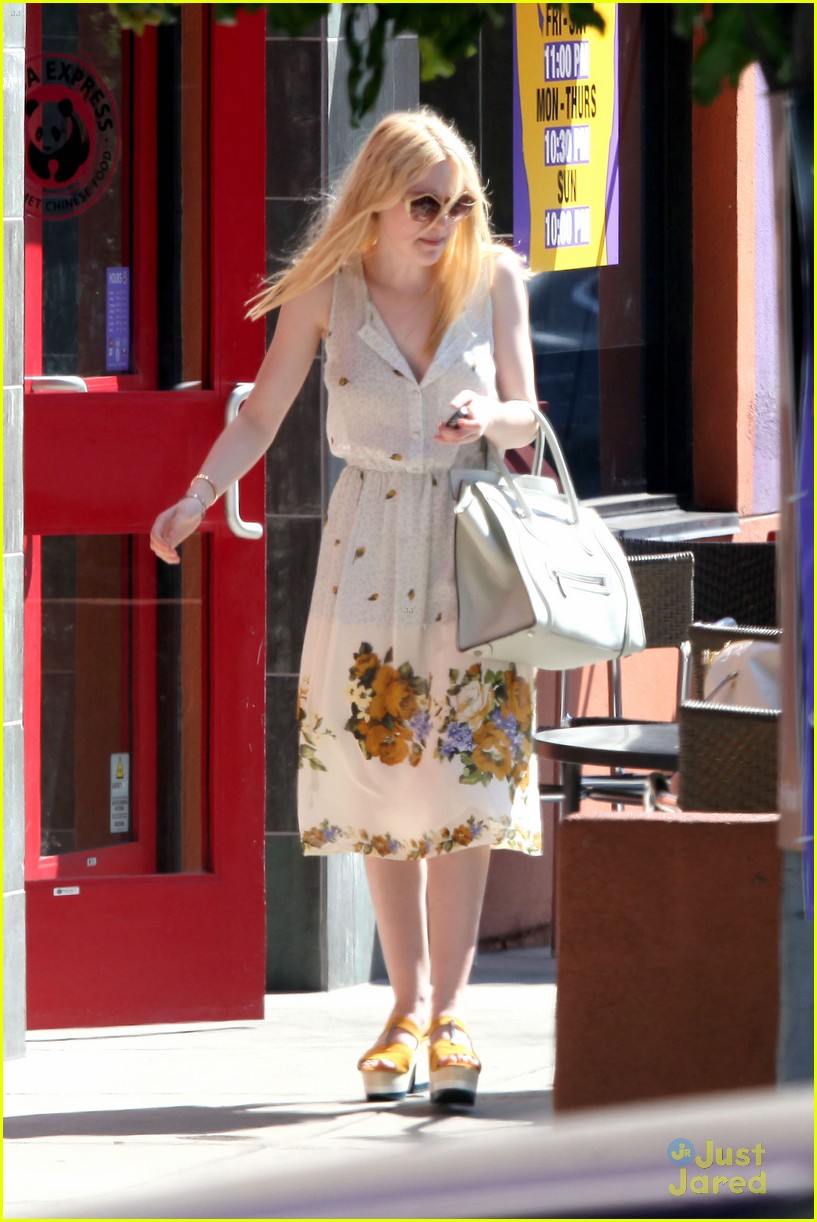 Dakota & Elle Fanning: Panda Express Pair