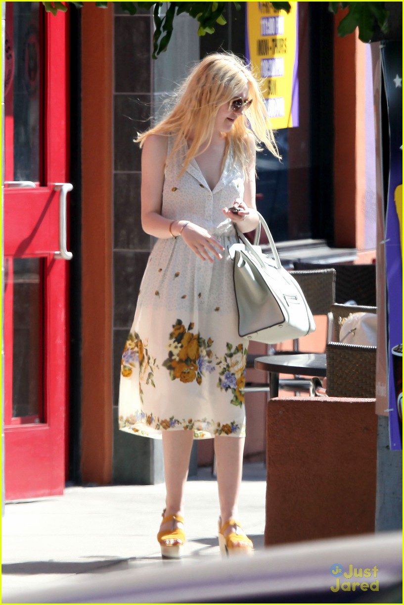 Dakota & Elle Fanning: Panda Express Pair