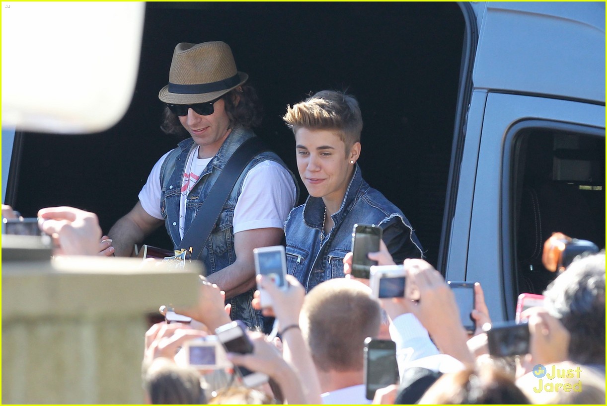 Justin Bieber: Surprise Concert!