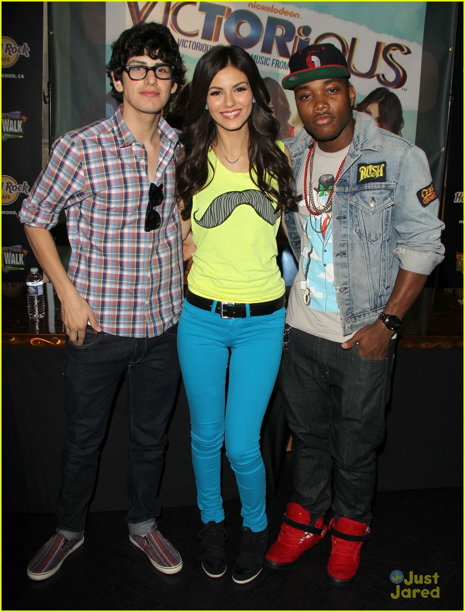 Victoria Justice: 'Victorious' CD Signing!