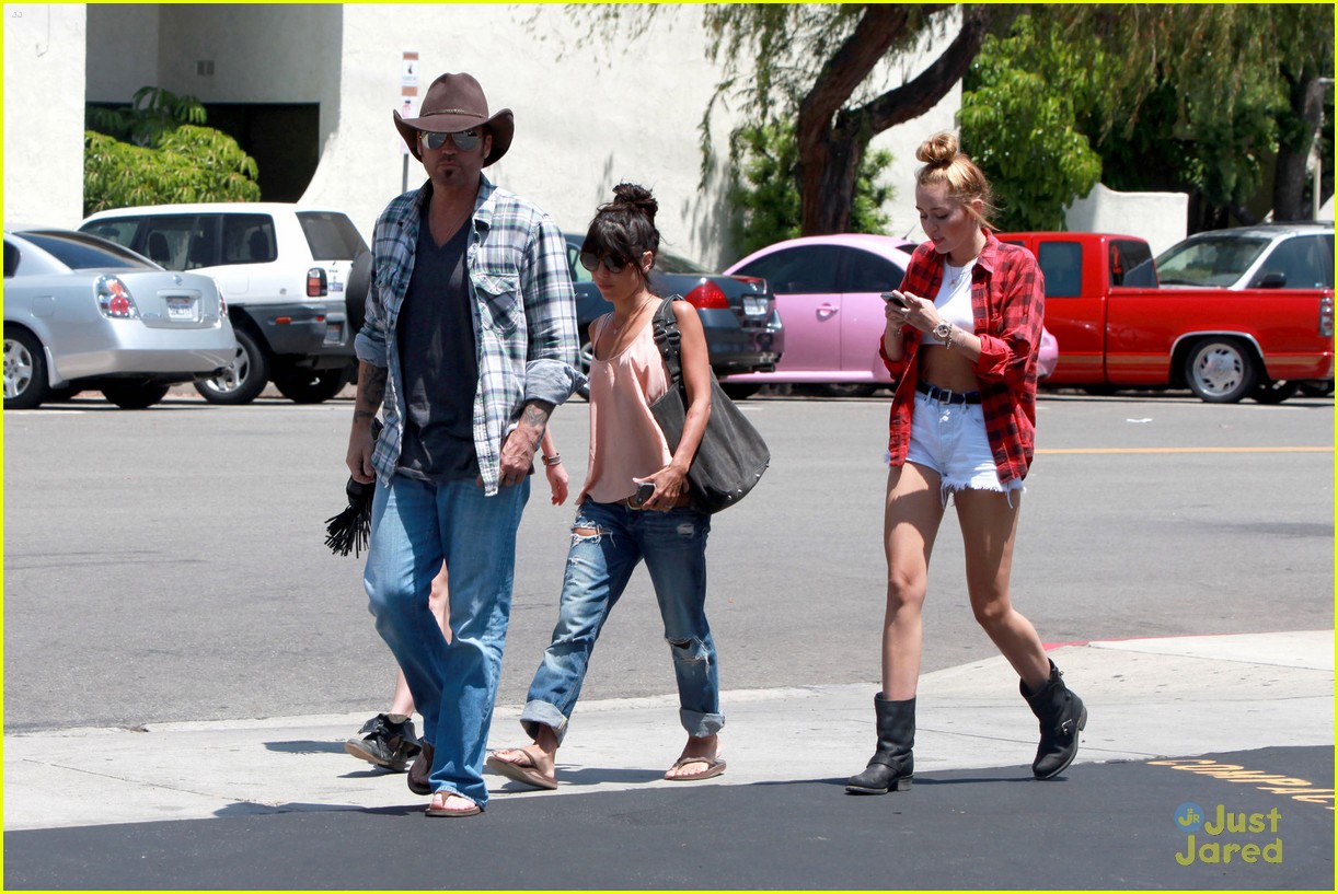 Miley Cyrus: Paty's Lunch with Dad Billy Ray!