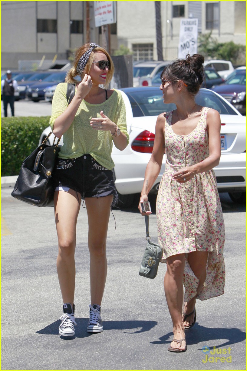 Miley Cyrus: Smiley At Starbucks