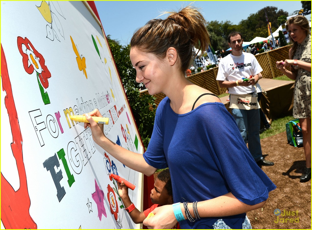 Shailene Woodley WINS at MTV Movie Awards 2012