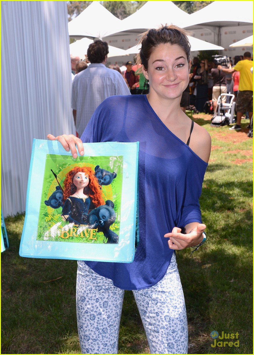 Shailene Woodley WINS at MTV Movie Awards 2012