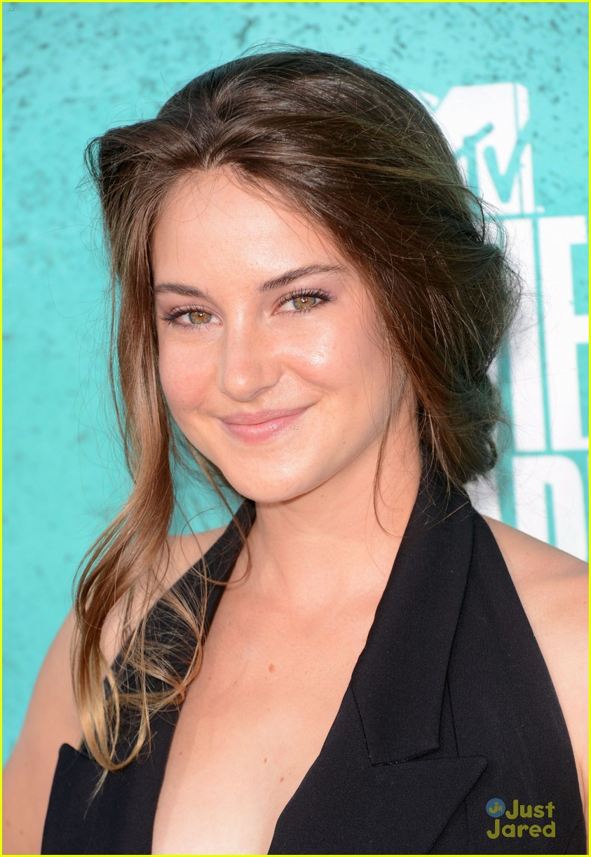 Shailene Woodley WINS at MTV Movie Awards 2012