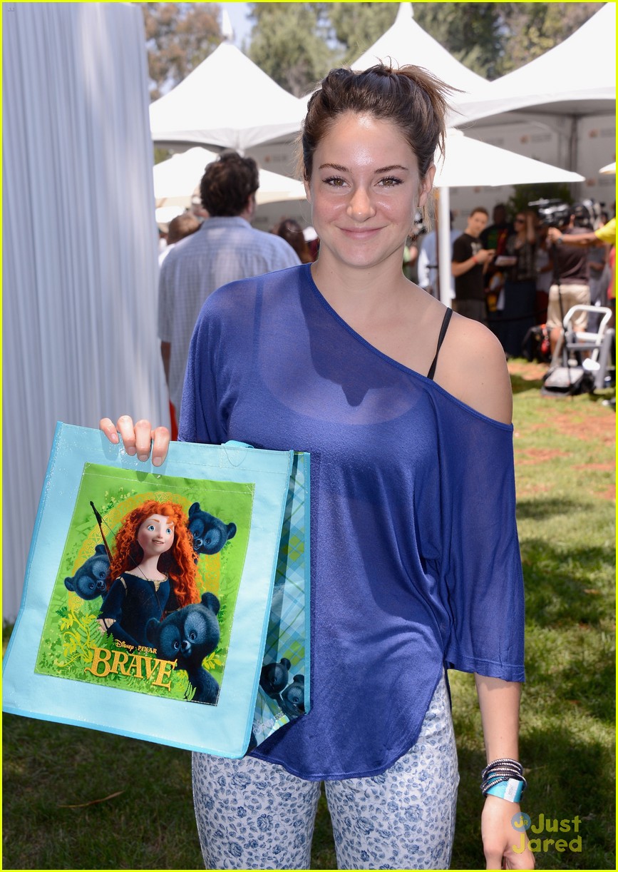 Shailene Woodley WINS at MTV Movie Awards 2012