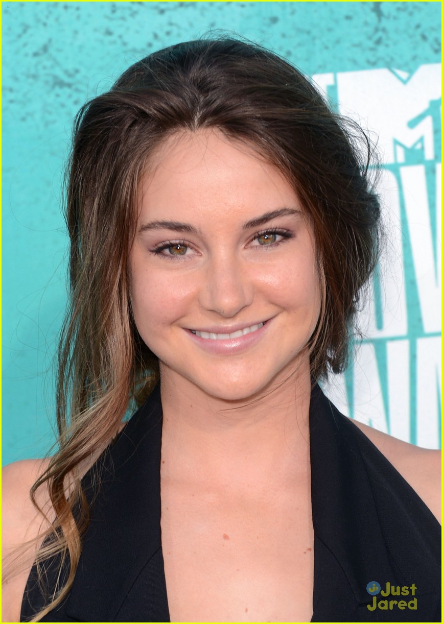 Shailene Woodley WINS at MTV Movie Awards 2012