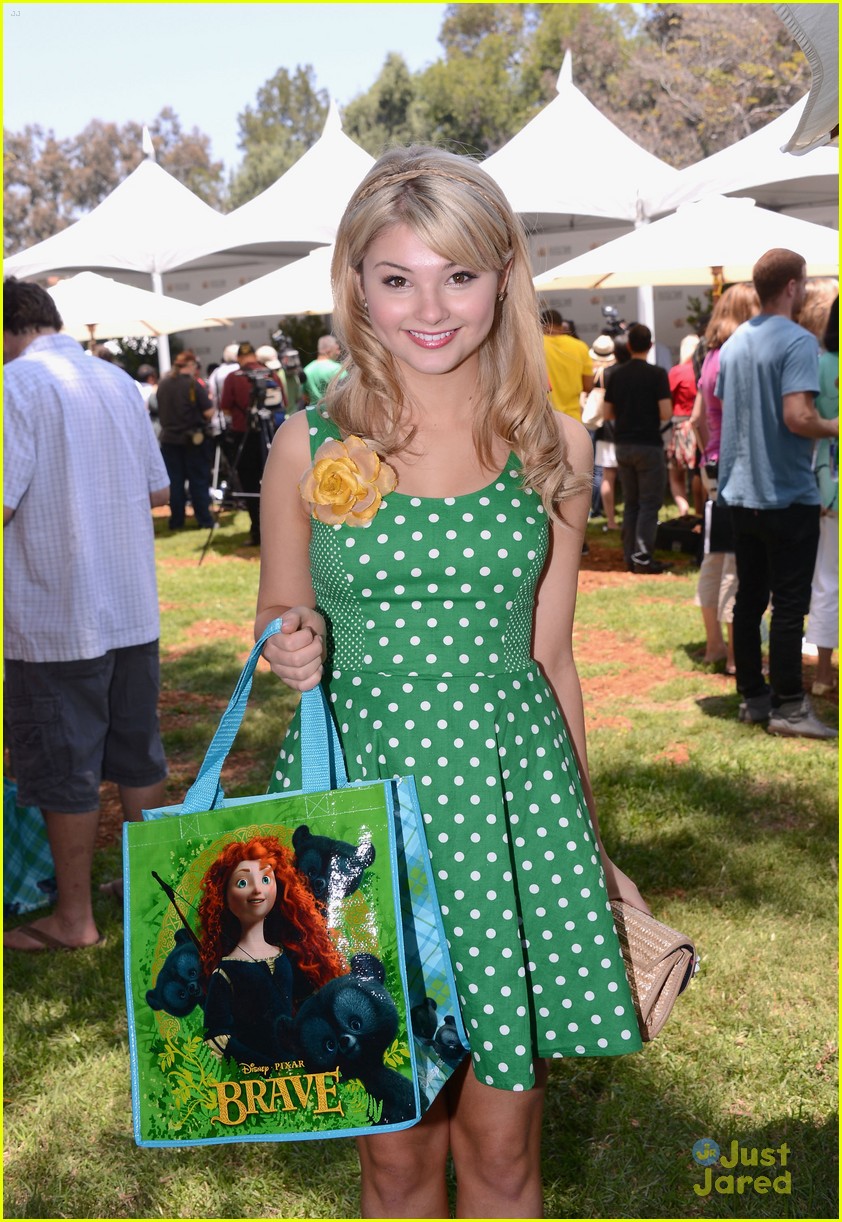Stefanie Scott & Peyton List: 'A Time For Heroes' Picnic Pair