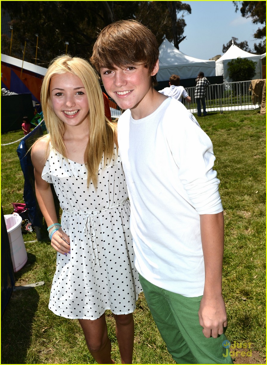 Stefanie Scott & Peyton List: 'A Time For Heroes' Picnic Pair