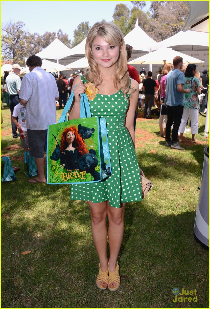 Stefanie Scott & Peyton List: 'A Time For Heroes' Picnic Pair